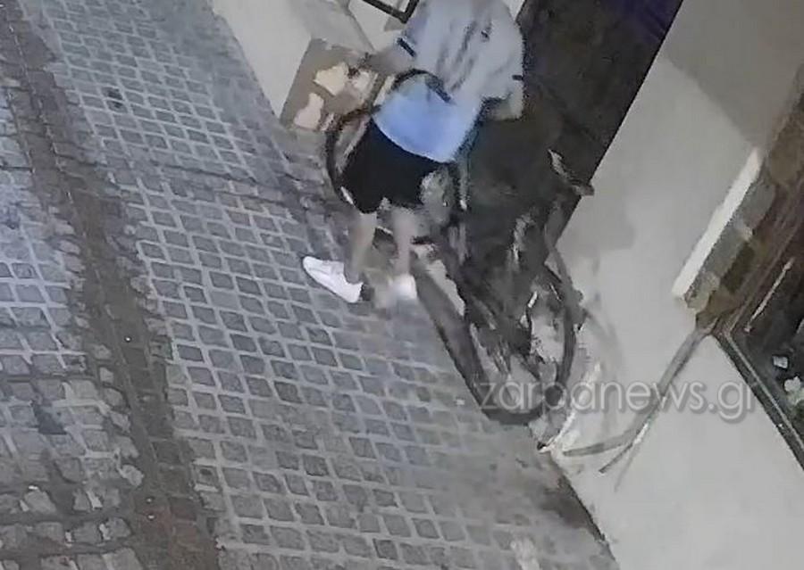 Κρήτη: Έκλεψε ποδήλατο και έφυγε... κύριος - Βίντεο ντοκουμέντο από την δράση του κλέφτη
