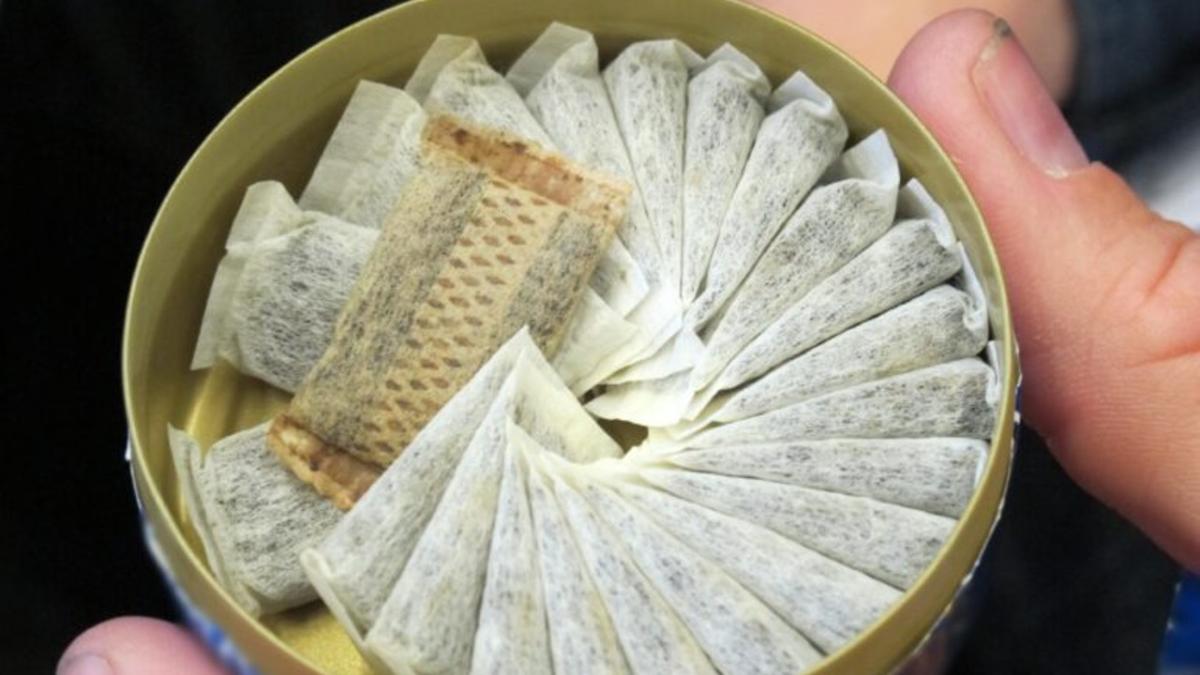Snus: Τι είναι τα στικάκια νικοτίνης – Η νέα εθιστική μόδα που απειλεί τη νεολαία