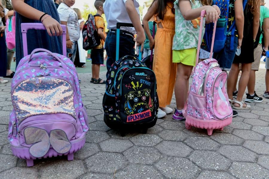 Ξέφυγε η κατάσταση με τις καταργήσεις τμημάτων – Συνοδεία Αστυνομίας η «μεταφορά» 10χρονης μαθήτριας