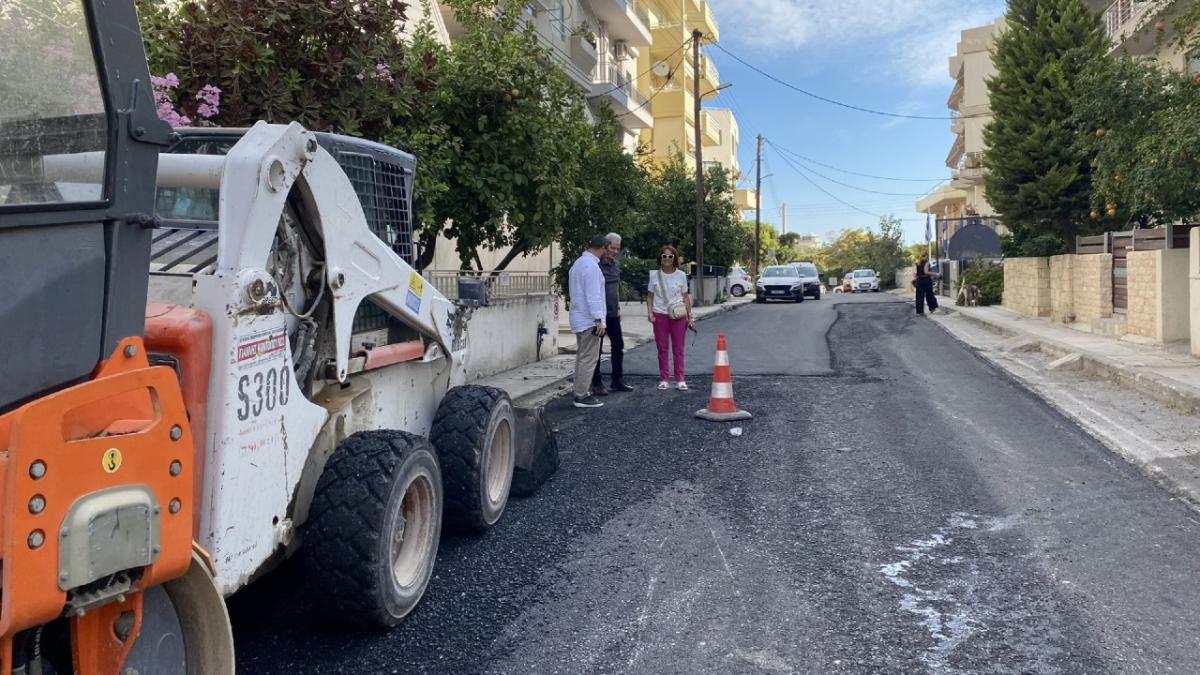 Στις εργασίες ασφαλτόστρωσης στην περιοχή του Μασταμπά ο Δήμαρχος Ηρακλείου Αλέξης Καλοκαιρινός