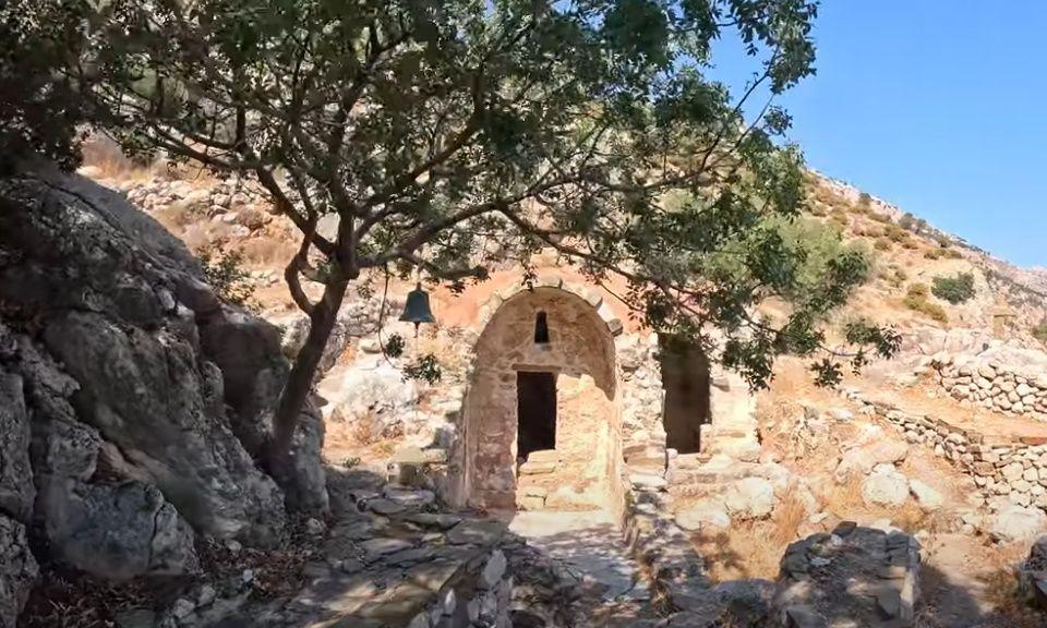 Άγιος Λουκάς: Το παράξενο εκκλησάκι που είναι σκαλισμένο μέσα σε σπηλιά