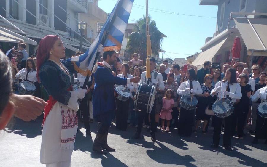 28η Οκτωβρίου - Τυμπάκι: Σκύλος έκλεψε την... παράσταση στην παρέλαση! (pics+vid)