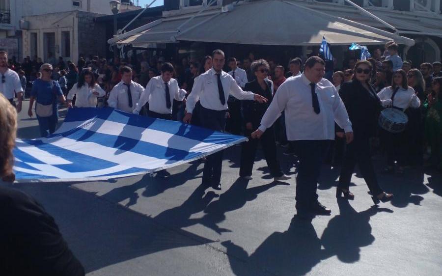 28η Οκτωβρίου - Τυμπάκι: Σκύλος έκλεψε την... παράσταση στην παρέλαση! (pics+vid)