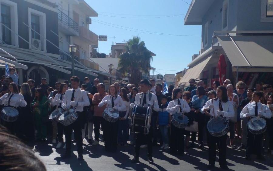 28η Οκτωβρίου - Τυμπάκι: Σκύλος έκλεψε την... παράσταση στην παρέλαση! (pics+vid)