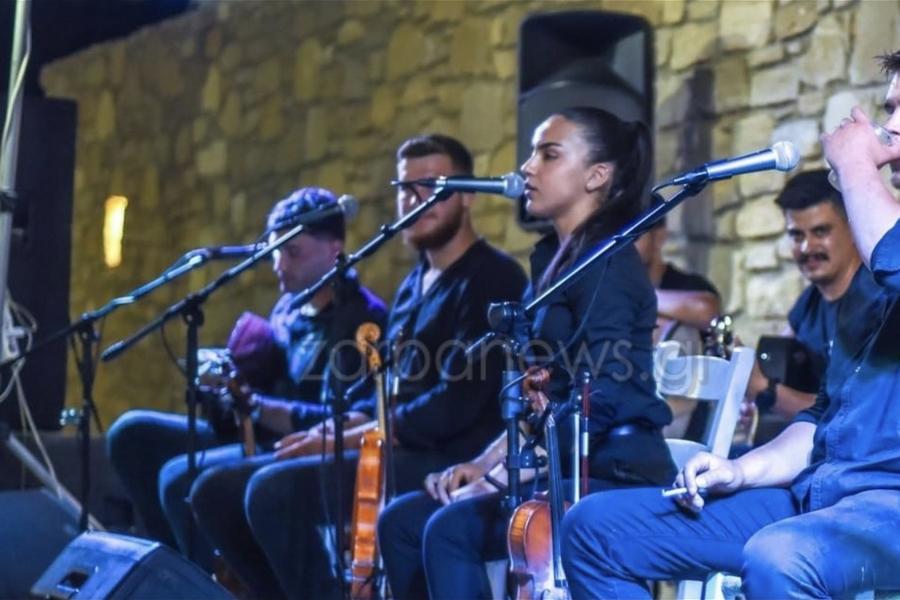 Ειρήνη Σκαλιδάκη: Η 16χρονη ταλαντούχα Κρητικιά που παίζει βιολί και εντυπωσιάζει στα κρητικά γλέντια (vid)