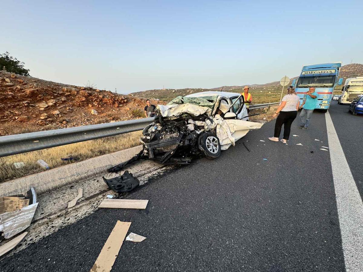 Σοκάρουν οι εικόνες από το νέο θανατηφόρο τροχαίο στον ΒΟΑΚ: Καταστράφηκαν ολοσχερώς τα οχήματα, μια γυναίκα σε σοβαρή κατάσταση (pics)