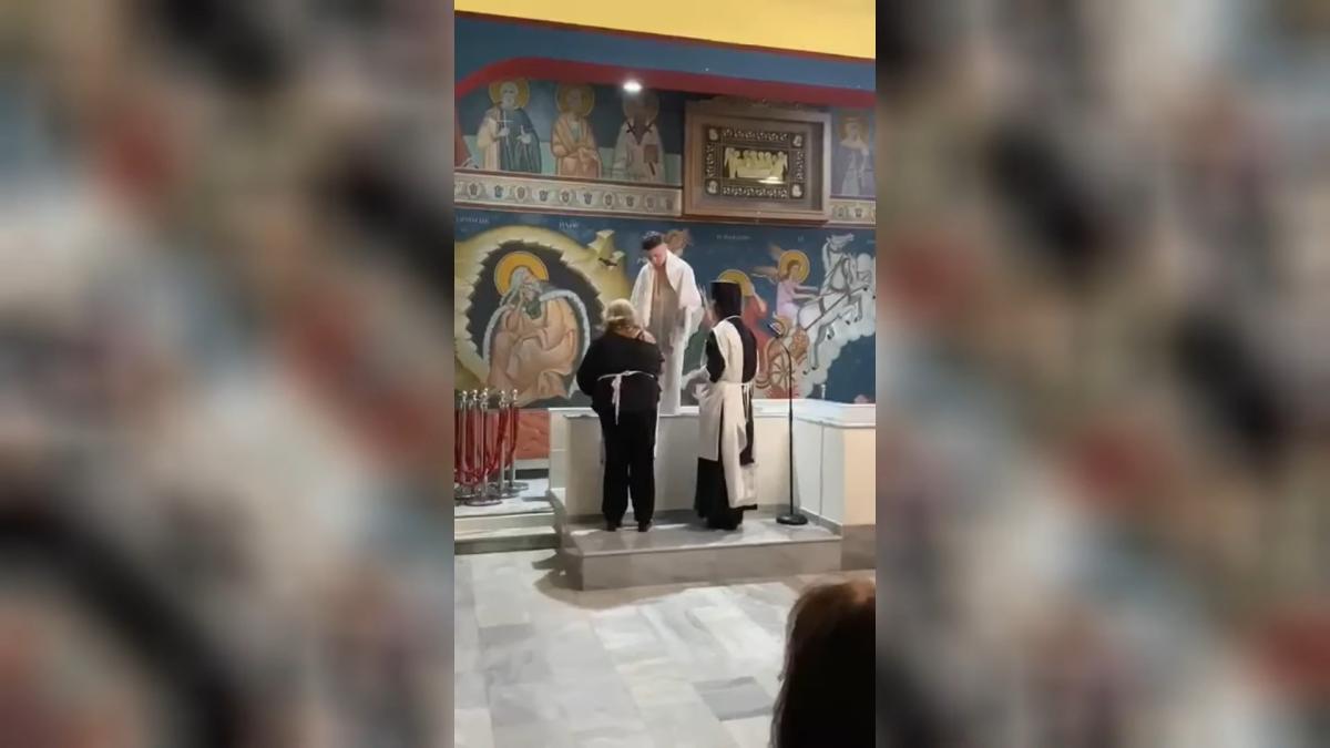 19χρονος μαθητής βαπτίστηκε χριστιανός - Νονά η καθηγήτρια του! (vid)