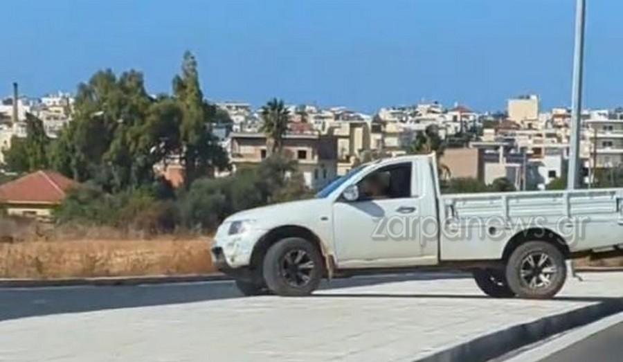 Κρήτη: Καβαλίκεψε το στηθαίο για να κάνει αναστροφή και να περάσει στο αντίθετο ρεύμα - Δείτε βίντεο
