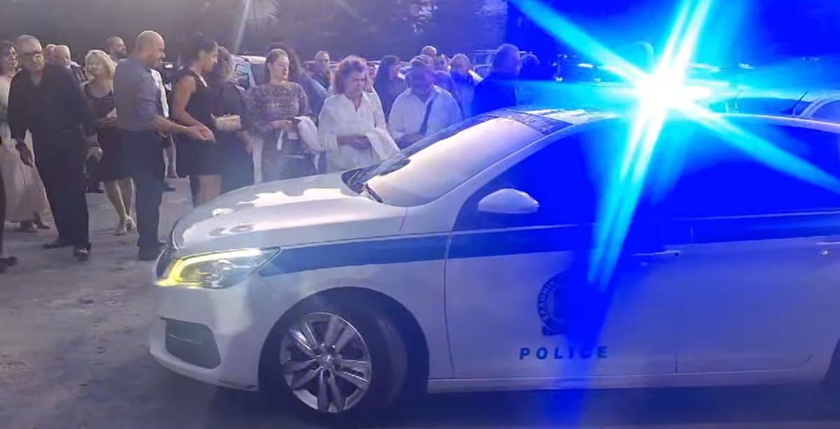 Ηράκλειο: Συνοδεία... περιπολικού έφτασε η νύφη στην εκκλησία! (vid)