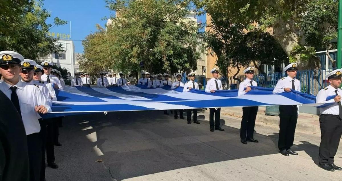 Υψώθηκε η τεράστια γαλανόλευκη σημαία στο λιμάνι της Χίου - Δείτε βίντεο