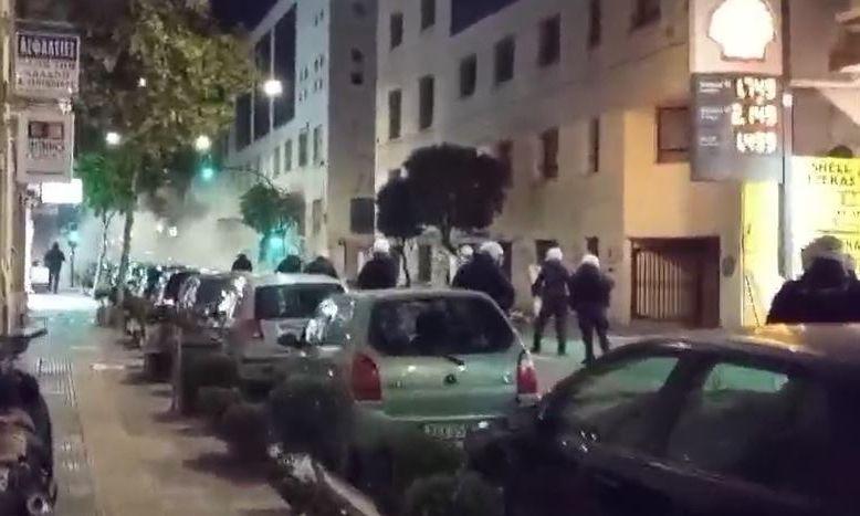 Καφές ή πορεία; Ο 20χρονος που επέλεξε πέτρες και… πεποιθήσεις