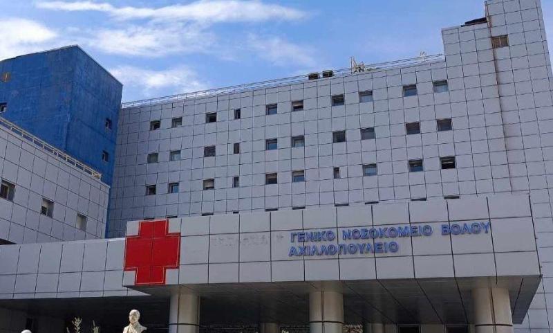 Κακοκαιρία Bora: Γέμισε νερά το Νοσοκομείο Βόλου – Μαζεύουν τη βροχή με κουβάδες