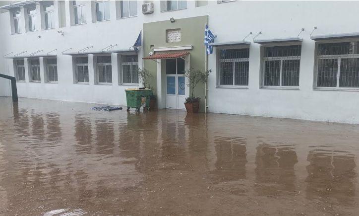 Πλημμύρισε προαύλιο σχολείου - Αποκλεισμένοι μαθητές στα κοντέινερ