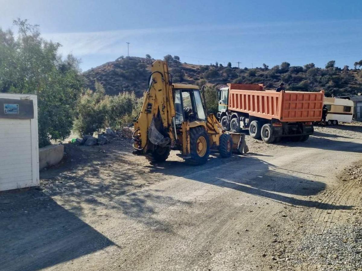 Σε εξέλιξη η εκτέλεση πρωτοκόλλων κατεδάφισης στον αιγιαλό στους Καλούς Λιμένες