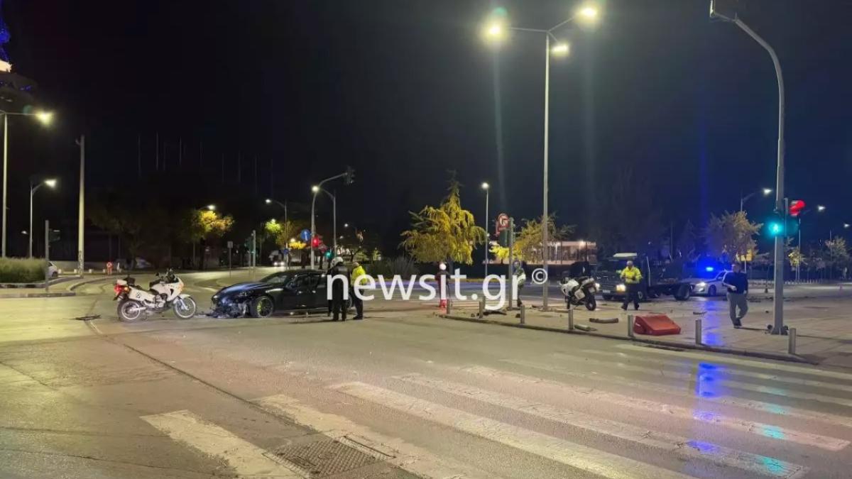 Porsche καρφώθηκε σε τσιμεντένια κολονάκια