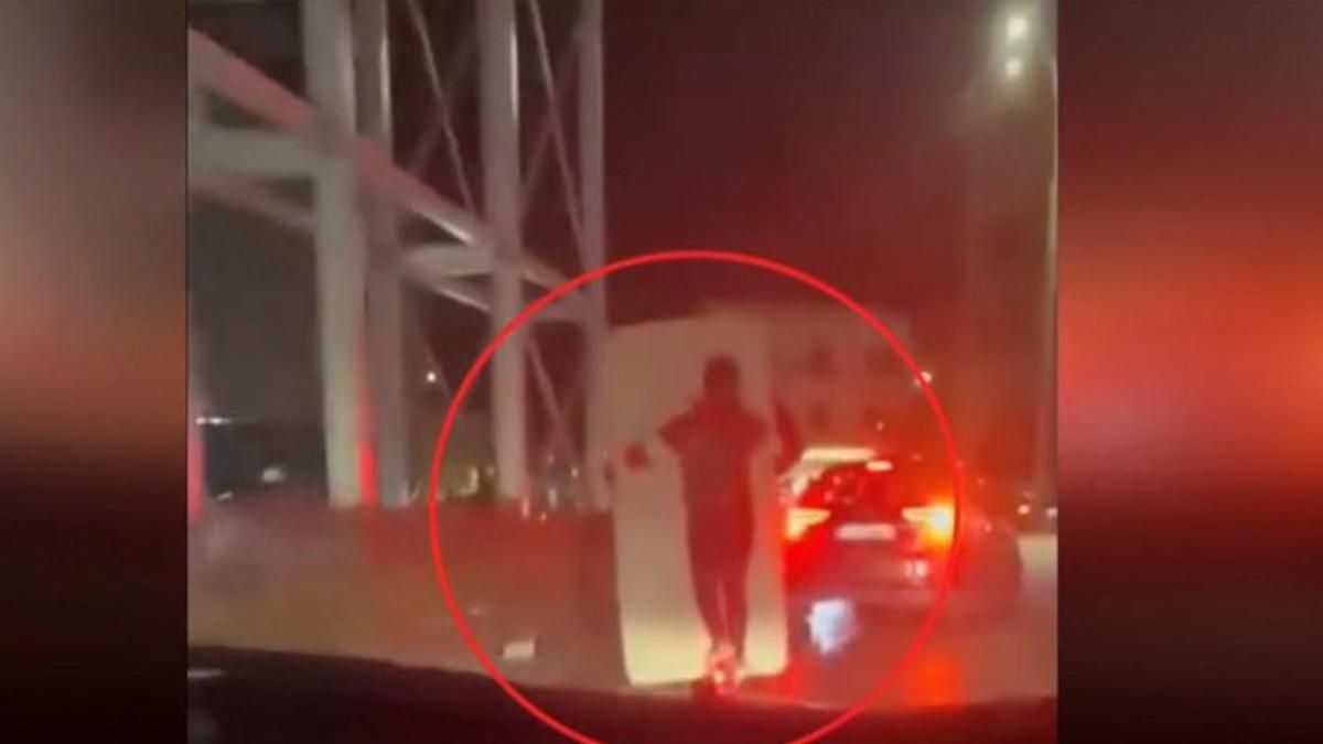 Τα έχουμε δει... όλα στο Ηράκλειο: Μεταφέρει ολόκληρο στρώμα με ένα… πατίνι - Δείτε βίντεο
