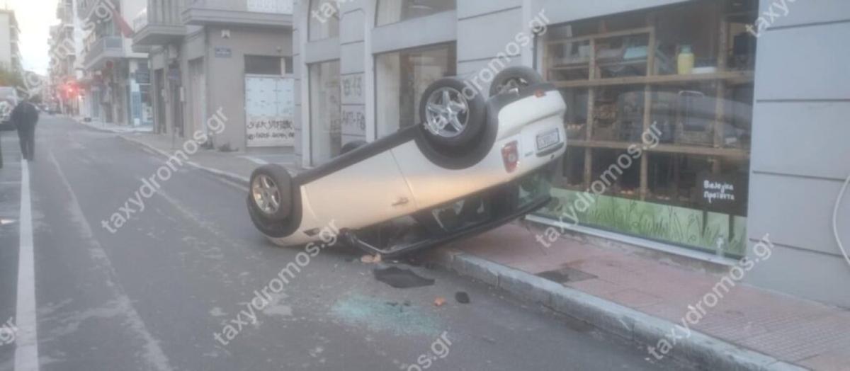ΙΧ προσέκρουσε σε πεζοδρόμιο και αναποδογύρισε! - Δείτε φωτογραφίες