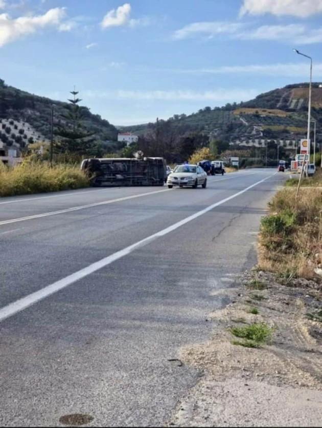 Απίστευτο τροχαίο στο Ηράκλειο: Φορτηγό συγκρούστηκε με αυτοκίνητο και ανετράπη!