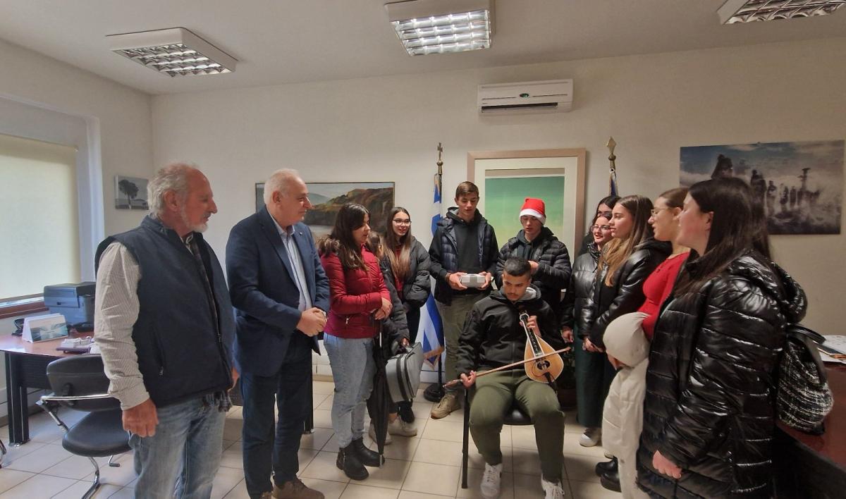 Χριστουγεννιάτικα Κάλαντα στον Δήμαρχο Παύλο Μπαριτάκη από μαθητές του Λυκείου Βιάννου
