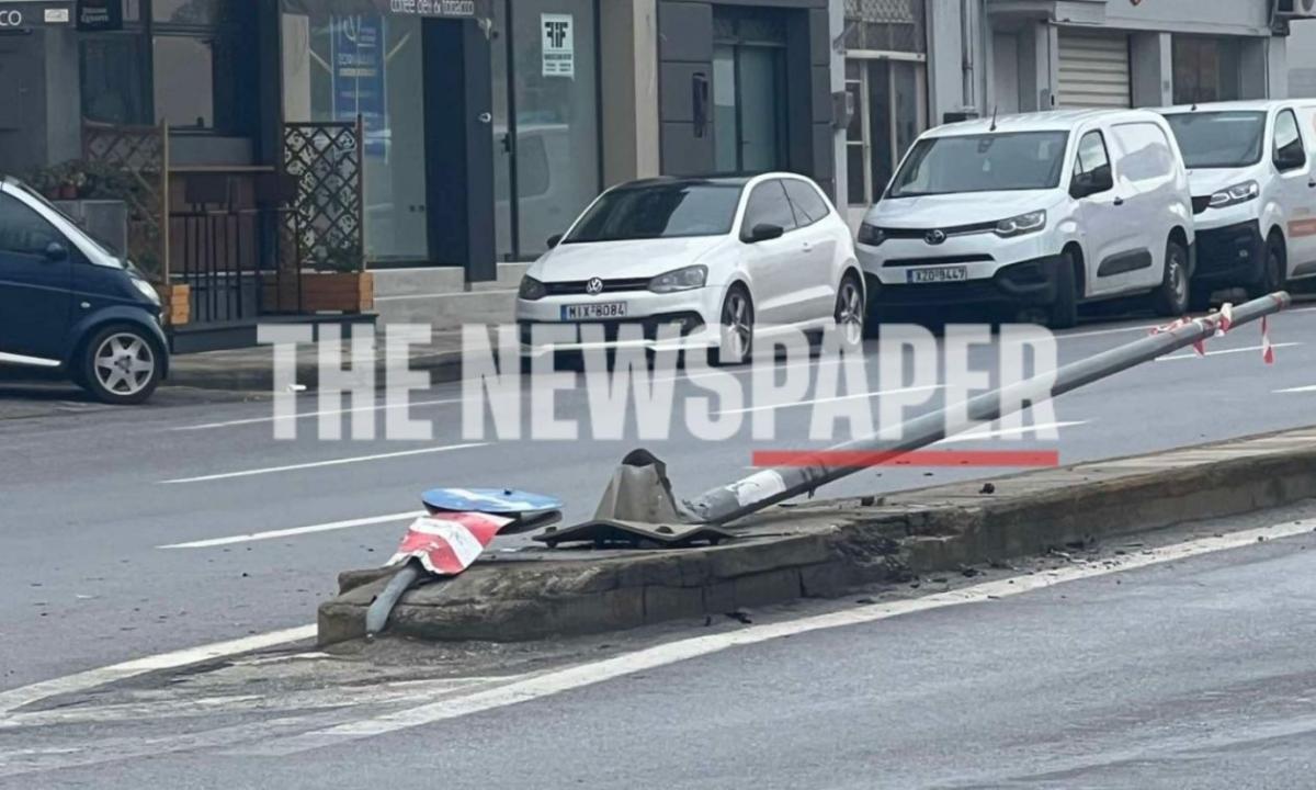 Αυτοκίνητο έπεσε πάνω σε κολώνα φωτισμού και την κατεδάφισε!