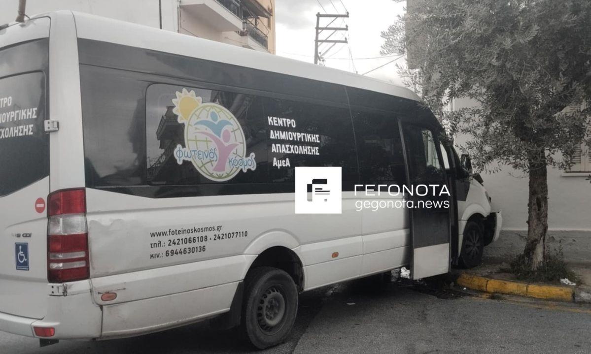 Λεωφορεία μεταφοράς ΑΜΕΑ έπεσε σε σπίτι - Το εμβόλισε οδηγός που μιλούσε στο τηλέφωνο
