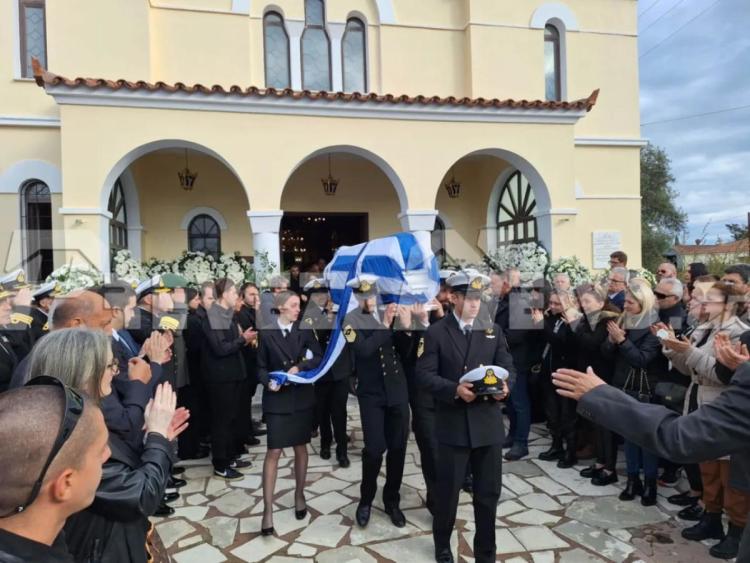 Οδύνη στην κηδεία του 21χρονου κελευστή των ΟΥΚ που πέθανε κατά τη διάρκεια άσκησης!