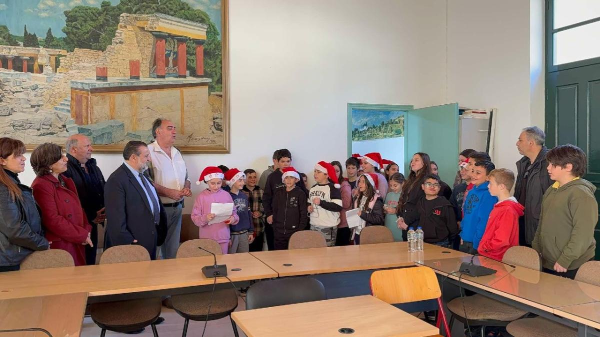 Κάλαντα και ευχές στον Δήμαρχο Μινώα Πεδιάδας Βασίλη Κεγκέρογλου και στους συνεργάτες του στο Καστέλλι