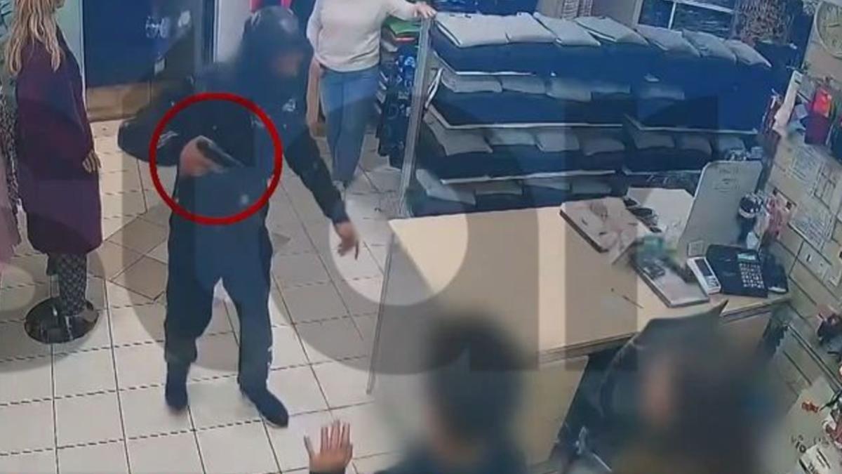 Η στιγμή που ληστής εισβάλει με όπλο σε κατάστημα με ρούχα και απειλεί γυναίκα με παιδί