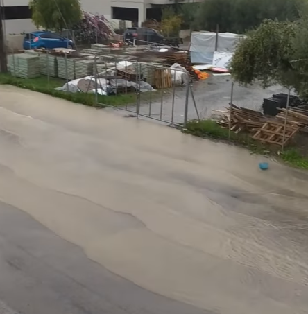 «Άνοιξαν» οι ουρανοί στο Ηράκλειο - Δυνατή βροχή - Δείτε εικόνες