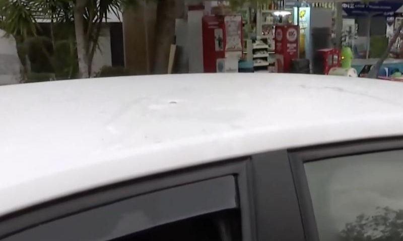 Αδέσποτη σφαίρα «καρφώθηκε» σε οροφή αυτοκινήτου