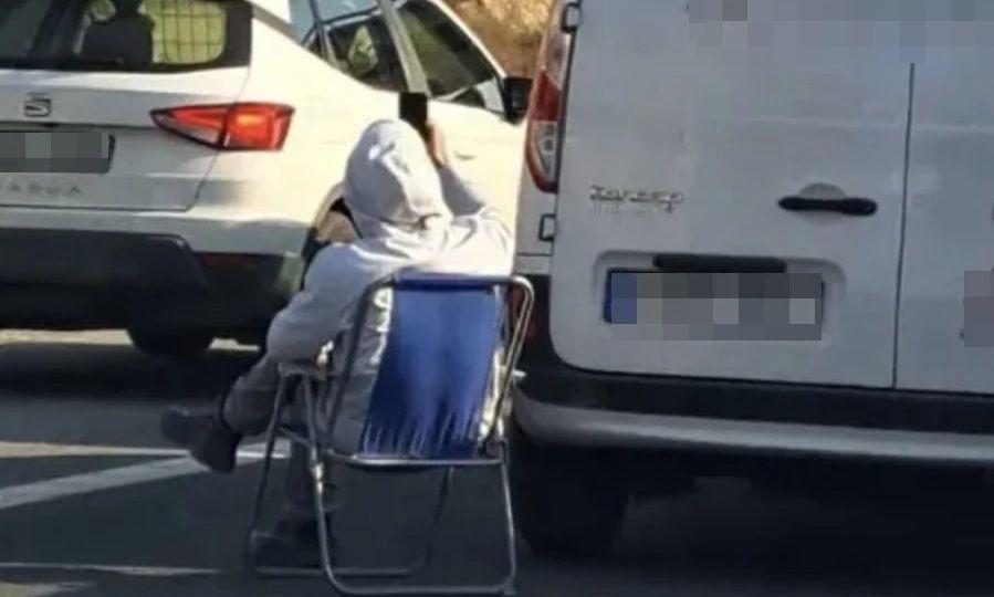 Οδηγός έβγαλε και έκατσε σε καρέκλα στη μέση του δρόμου!