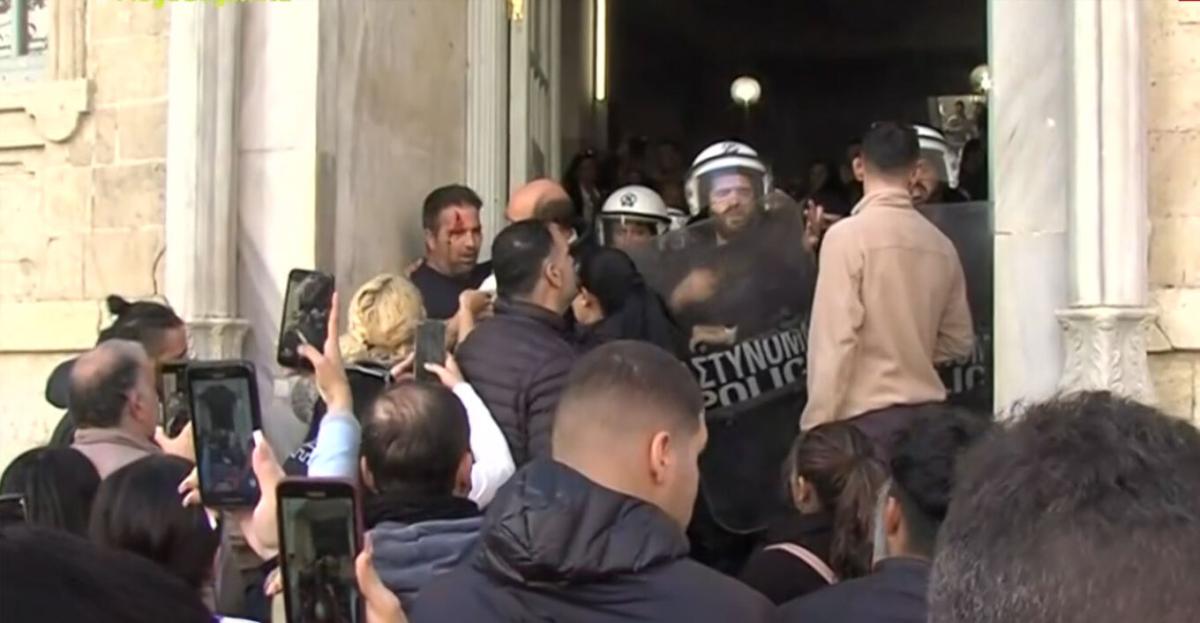 Επεισόδια στα δικαστήρια Ηρακλείου όπου απολογείται το ζευγάρι - Οργισμένο πλήθος πετάει αντικείμενα και προσπαθεί να μπει μέσα