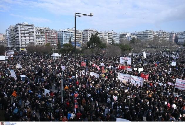 Τέμπη: Όλη η Θεσσαλονίκη στους δρόμους - Χιλιάδες κόσμου φωνάζει για δικαιοσύνη