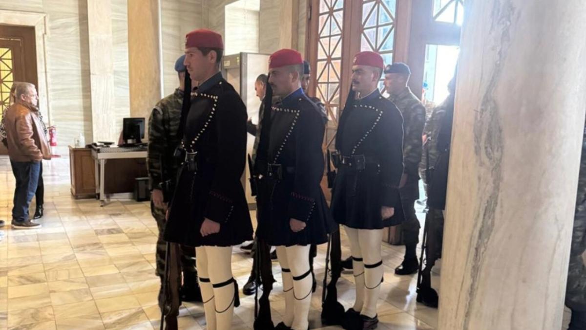 Σύνταγμα: Εύζωνες και πολίτες μπήκαν στο κτίριο της Βουλής για να προστατευτούν από τα επεισόδια (vid)