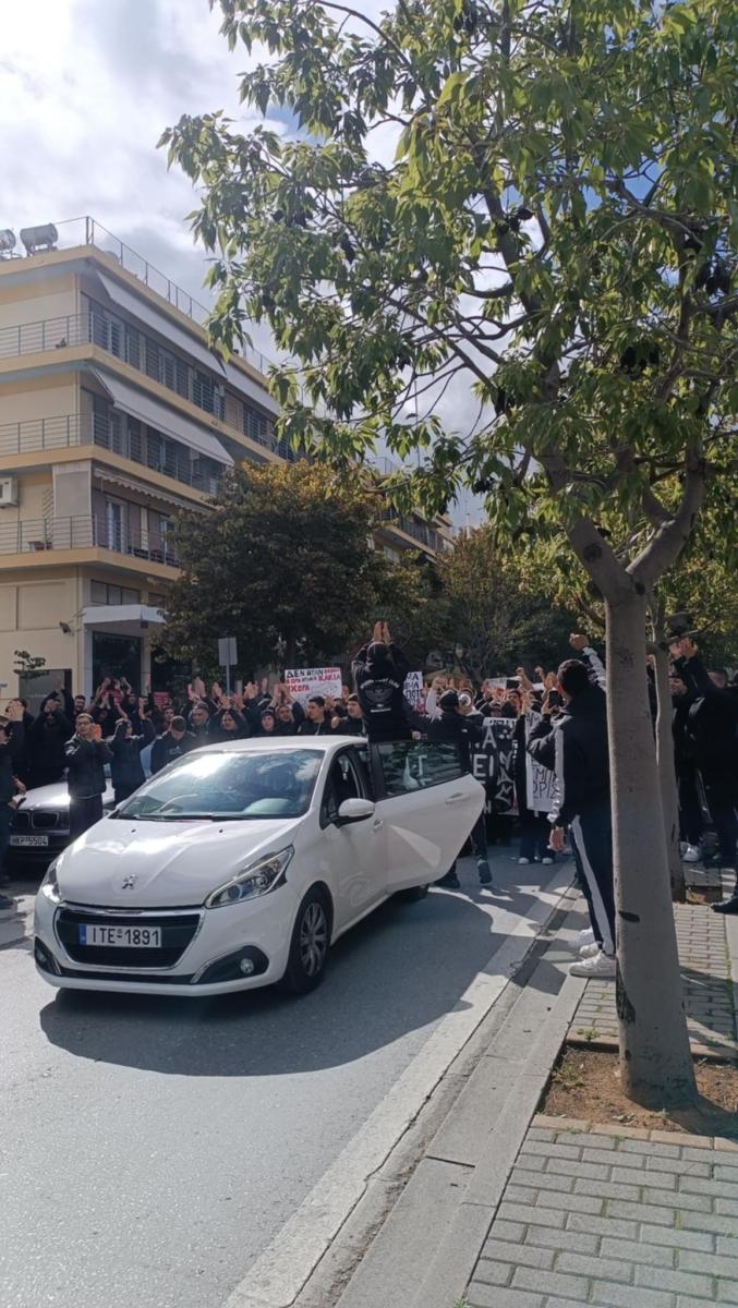 Συγκέντρωση για τα Τέμπη: Η Κρήτη φωνάζει για δικαιοσύνη - Πλήθος κόσμου στη Πλατεία Ελευθερίας