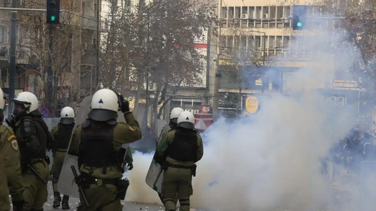 Σύνταγμα: Τραυματίστηκε φωτορεπόρτερ στο κεφάλι από φωτοβολίδα