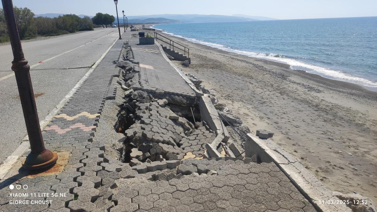 Μεσαρά: Ο Κόκκινος Πύργος σε εγκατάλειψη λίγο πριν την τουριστική σεζόν - Σκουριά, ανύπαρκτες υποδομές και αδιαφορία (pics)