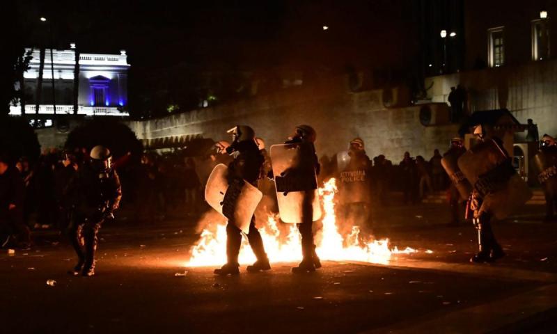 Επεισόδια στο Σύνταγμα μεταξύ κουκουλοφόρων και ΜΑΤ