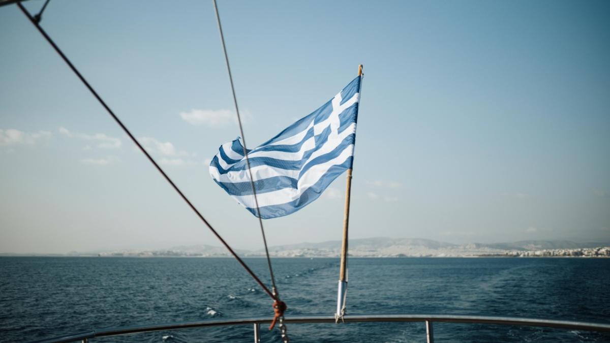 Αλλοδαπός κατέβασε την ελληνική σημαία και την έκαψε