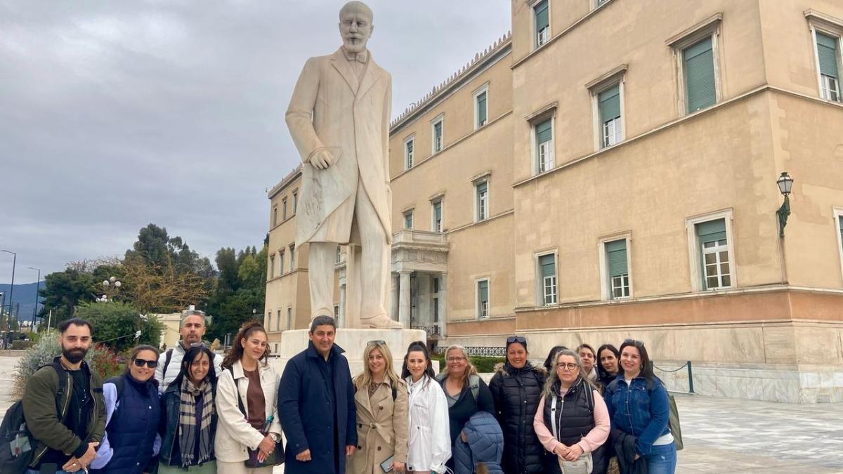Επισκέφτηκαν την Βουλή με συνοδεία Αυγενάκη - Σπουδαία εμπειρία για δύο Ηρακλειώτικα σχολεία