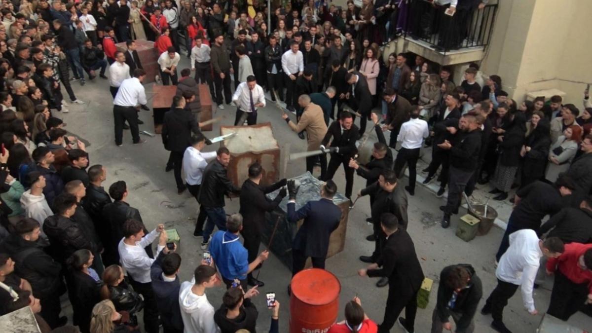 Ζάκυνθος: Αναβίωσε το έθιμο του «σεισμού» κατά την πρώτη Ανάσταση - Δρώμενο με βαθιές ρίζες (vid)