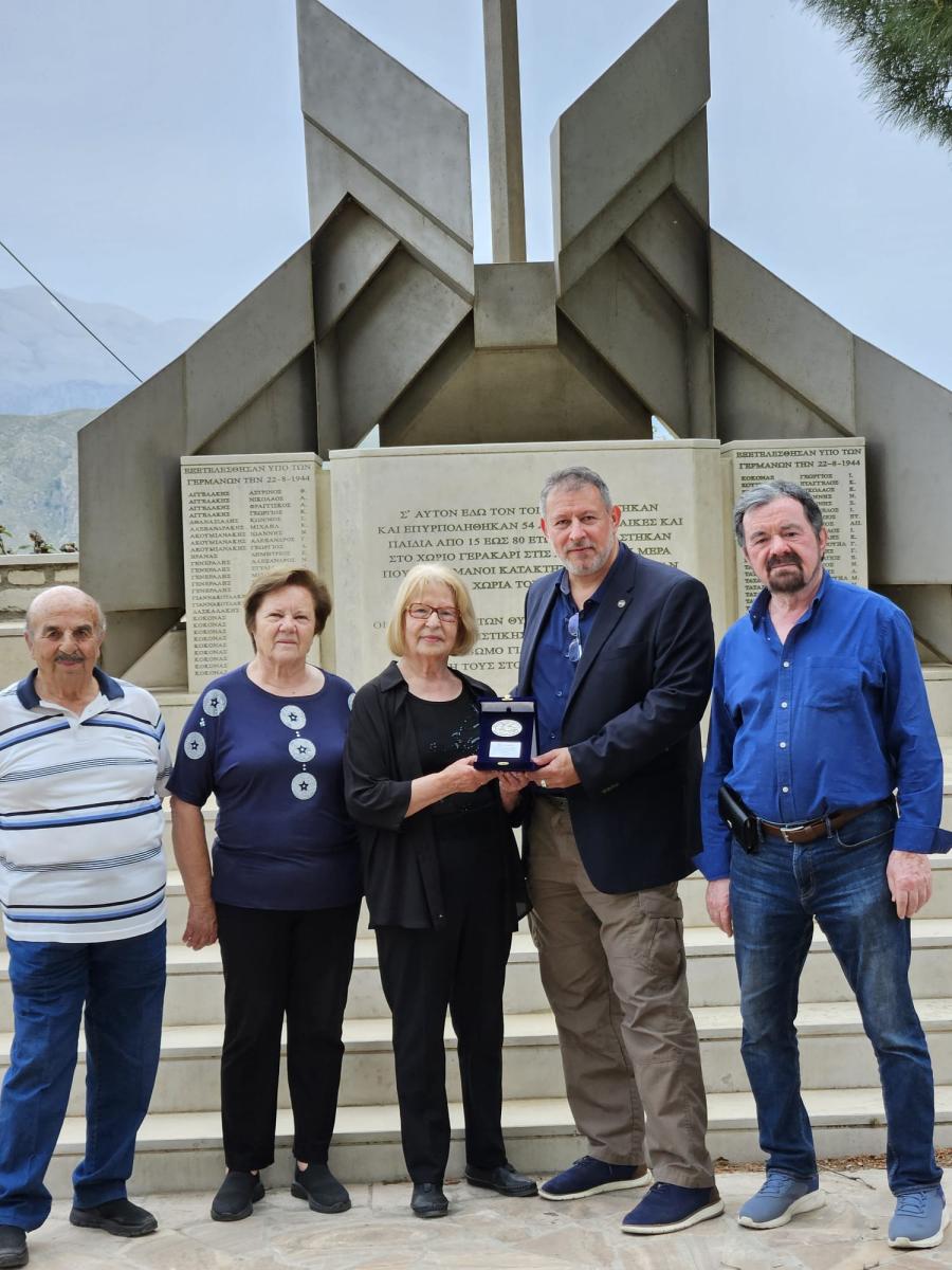 Τίμησαν το κορίτσι που φίλεψε τον Καζαντζάκη – Συγκίνηση στο Γερακάρι για την Ελένη Ταταράκη (pics)