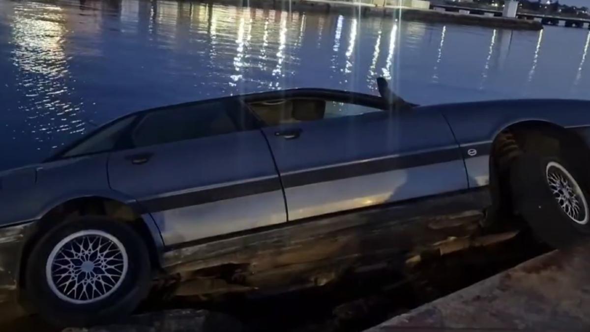 Οδηγός επιχείρησε να παρκάρει αλλά προσγειώθηκε στα βράχια του λιμανιού (vid)