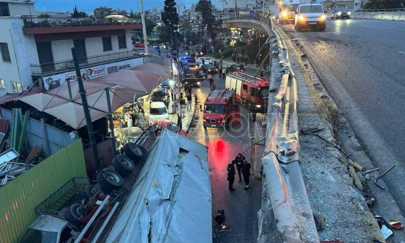 Τρομαχτικό τροχαίο στη Λεωφόρο Θηβών: Έπεσε φορτηγό από γέφυρα - Δείτε video & φωτογραφίες