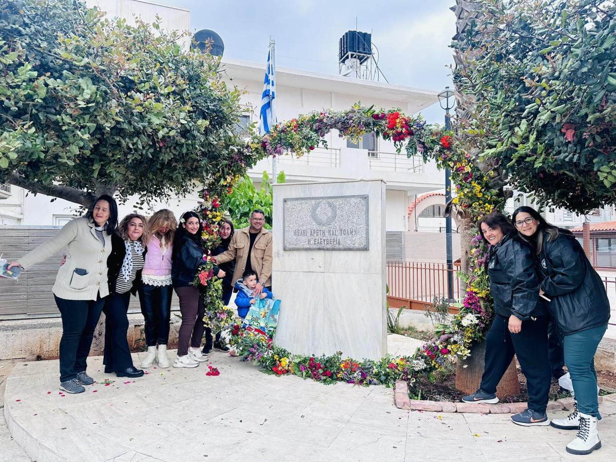 Πρωτομαγιά στο Λιμάνι Χερσονήσου: Το μεγαλύτερο λουλουδένιο στεφάνι της Κρήτης καλωσόρισε την άνοιξη με αρώματα και χρώματα!