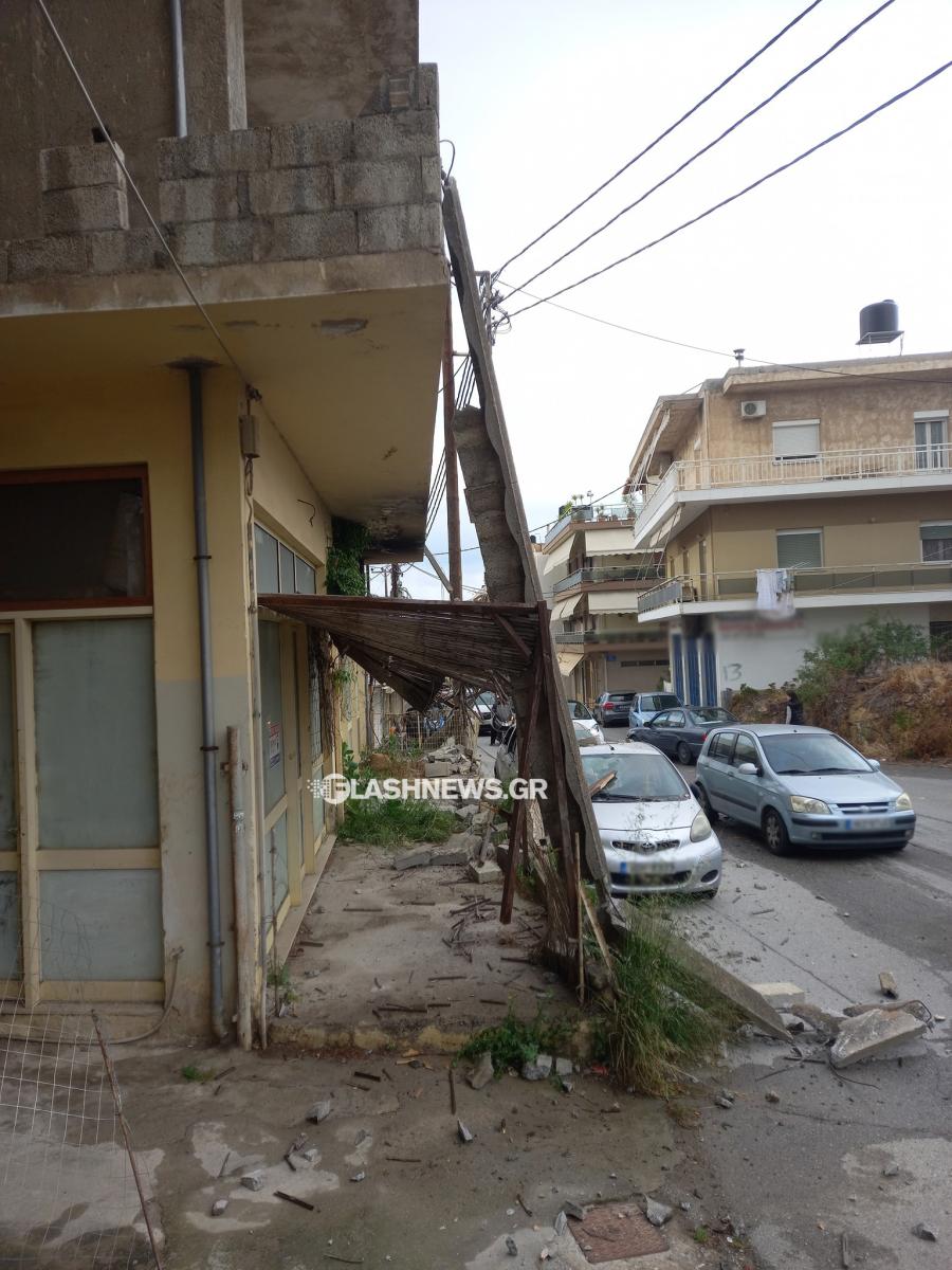 Ηράκλειο: Τμήμα κτιρίου κατέρρευσε δίπλα από σταθμευμένα αυτοκίνητα - Από θαύμα δεν είχαμε θύματα