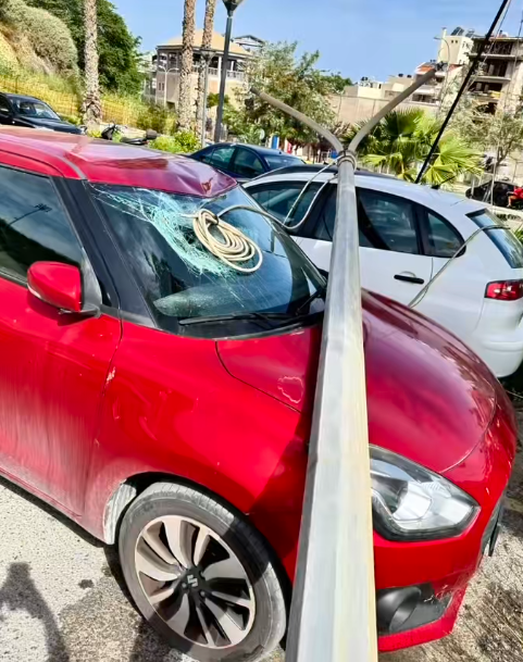 Σοβαρό περιστατικό στο Ηράκλειο: Κολώνα φωτισμού καταπλάκωσε σταθμευμένο ΙΧ! - Δείτε εικόνες