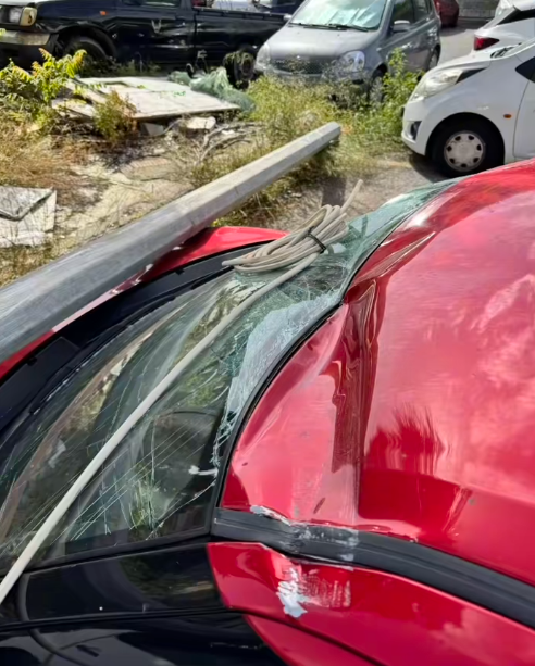 Σοβαρό περιστατικό στο Ηράκλειο: Κολώνα φωτισμού καταπλάκωσε σταθμευμένο ΙΧ! - Δείτε εικόνες