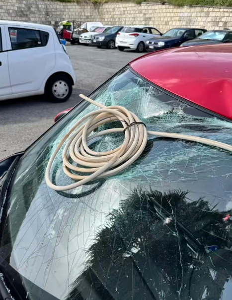 Σοβαρό περιστατικό στο Ηράκλειο: Κολώνα φωτισμού καταπλάκωσε σταθμευμένο ΙΧ! - Δείτε εικόνες