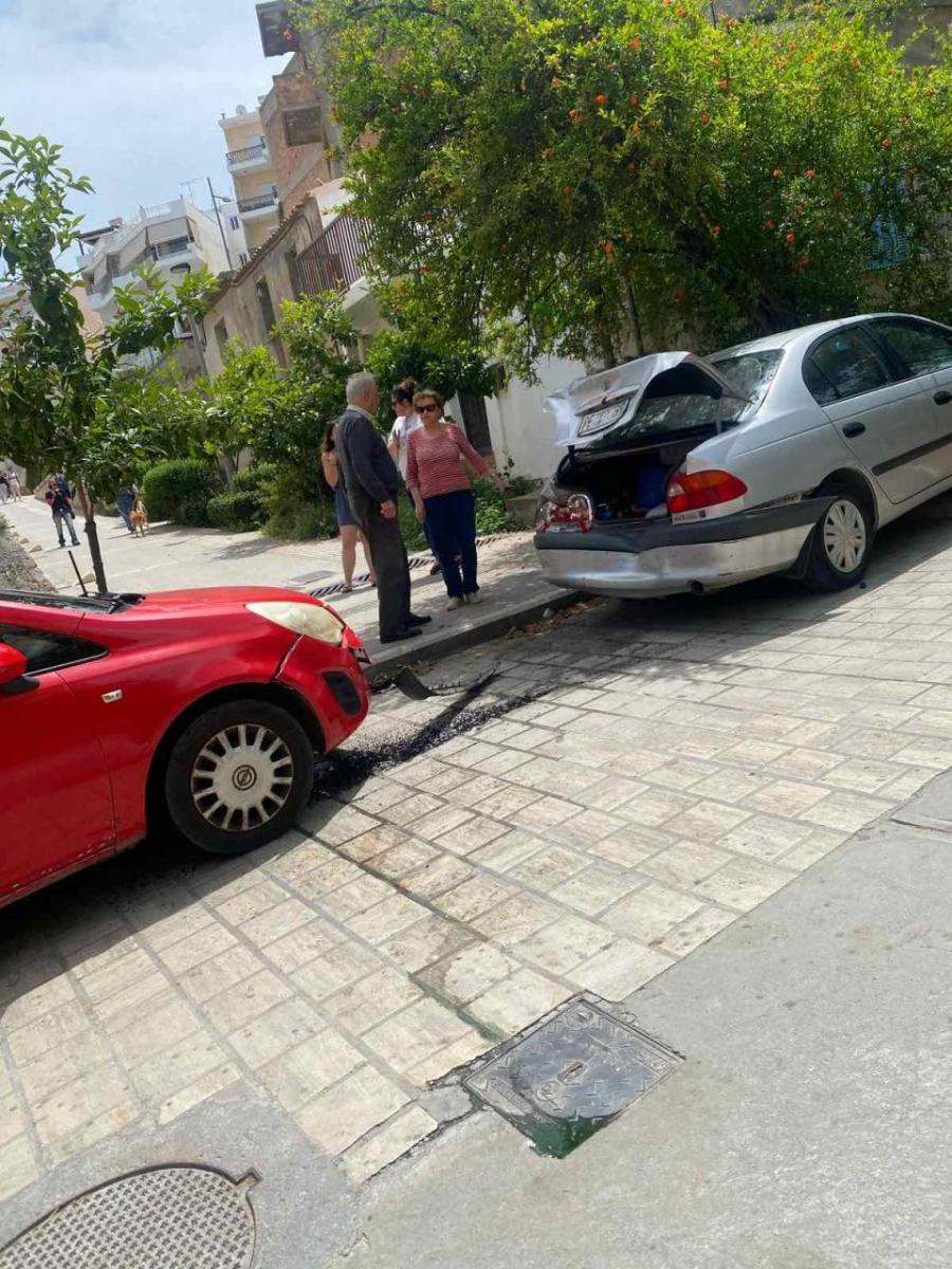 Κρήτη: Τροχαίο έφερε αναστάτωση - Όχημα προσέκρουσε σε παρκαρισμένο αυτοκίνητο - Τραυματίστηκε γυναίκα οδηγός